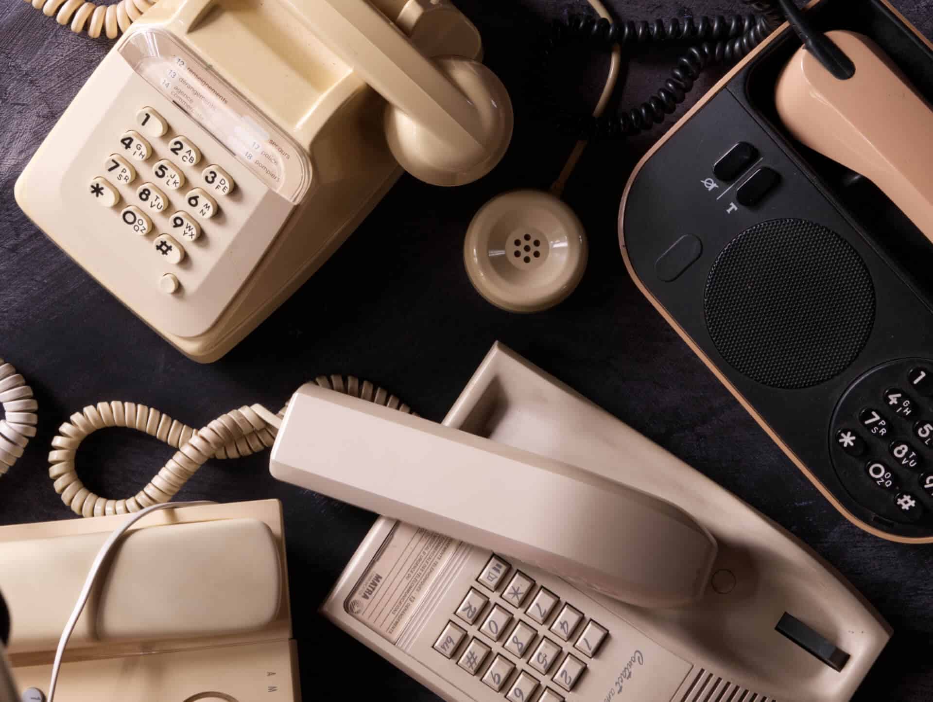 Quatre vieux téléphones