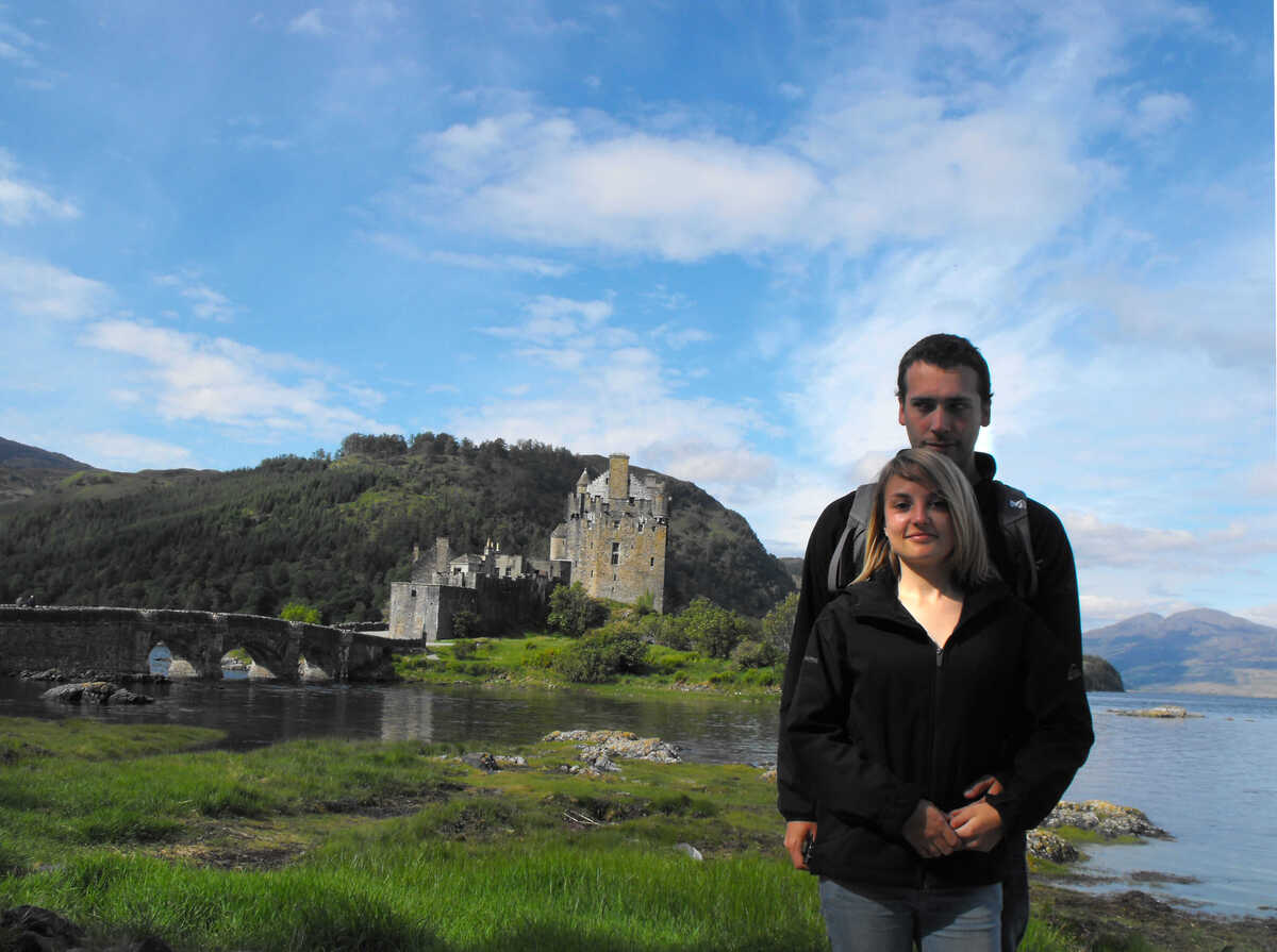 Nous deux avec un château écossais en arrière plan
